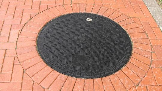 Bezpieczny dostęp do instalacji technicznych - znaczenie trwałych pokryw rewizyjnych