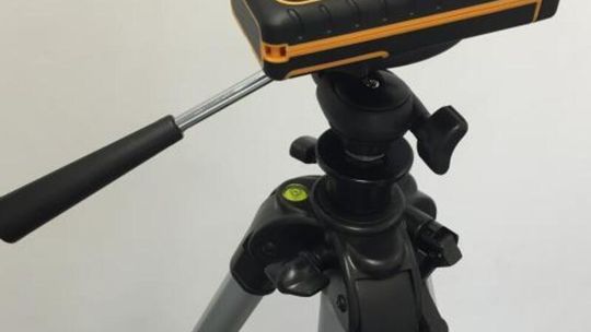 Dalmierz laserowy do pracy w terenie – jakie parametry decydują o dokładności pomiarów?