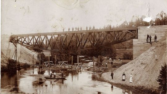 Fotografie z budowy słynnego mostu w Jastrowiu