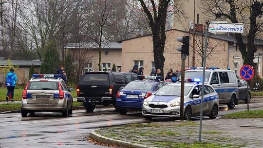 GROZIŁ POZBAWIENIEM ŻYCIA, ZOSTAŁ ZATRZYMANY PRZEZ POLICJANTÓW W POŚCIGU