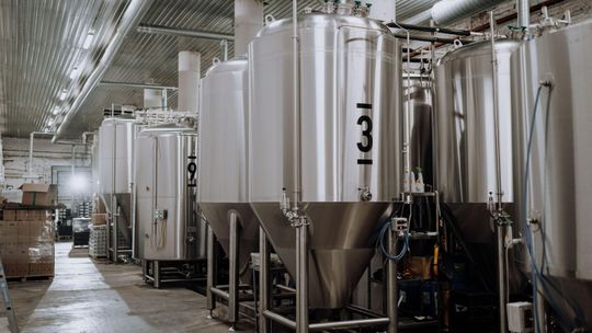 Jak dobrać zbiornik przemysłowy do medium i procesu technologicznego?