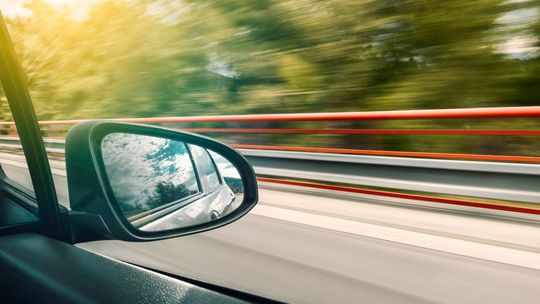 Jak dostosować prędkościomierz z mph na km/h w aucie z USA?