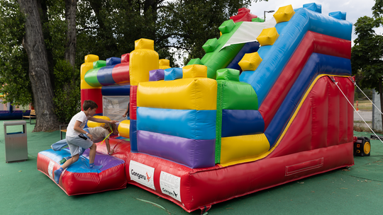 Jak zjeżdżalnia dmuchana zwiększa zaangażowanie uczestników eventów firmowych?