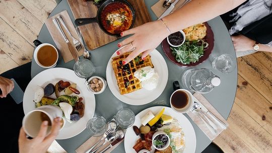 Jak znaleźć ciekawe restauracje w swojej okolicy? Co warto wziąć pod uwagę?