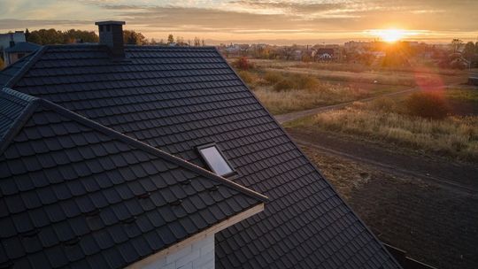 Jakie pokrycie dachowe przetrwa dekady? Kluczowe cechy trwałych dachów