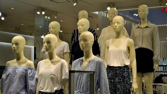Manekiny sklepowe jakie opcje gwarantuje producent manekinów?