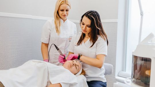 Naturalna regeneracja skóry dzięki zabiegowi kosmetologicznemu urządzeniem Dermapen