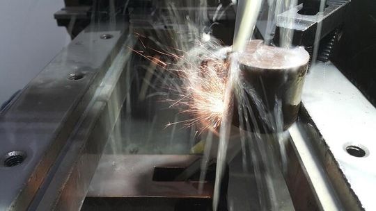 Obróbka CNC w zewnętrznej firmie: jak wyglądają usługi CNC?