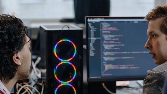 Pierwszy projekt PLC krok po kroku – od wejścia do działającego programu