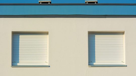 Rolety zewnętrzne w Poznaniu – jak wybrać rozwiązanie, które zapewni komfort i bezpieczeństwo?