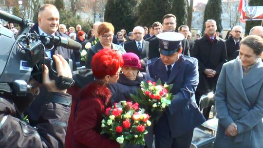 W Pile odsłonięto Pomnik upamiętniający Danutę Siedzikównę "Inkę" [TV]