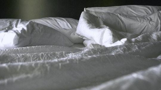 Wpływ snu na produktywność: Jak odpowiedni materac może zmienić Twoje życie zawodowe