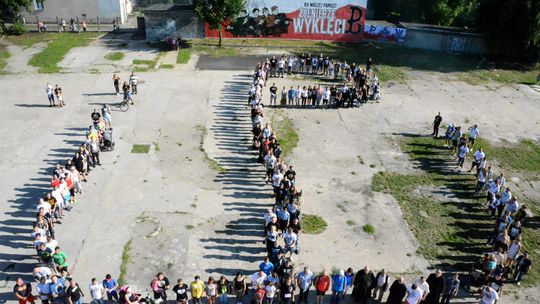  „Żywy znak” Polski walczącej w Pile w hołdzie dla powstania warszawskiego