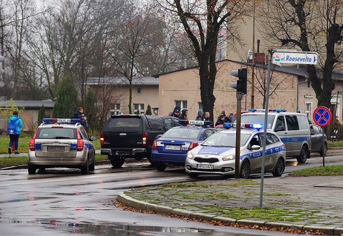 GROZIŁ POZBAWIENIEM ŻYCIA, ZOSTAŁ ZATRZYMANY PRZEZ POLICJANTÓW W POŚCIGU