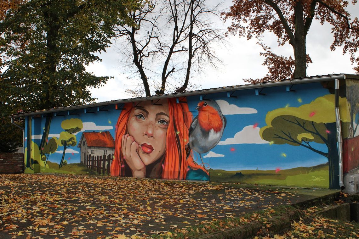 Kolorowy mural, zamiast szarej ściany