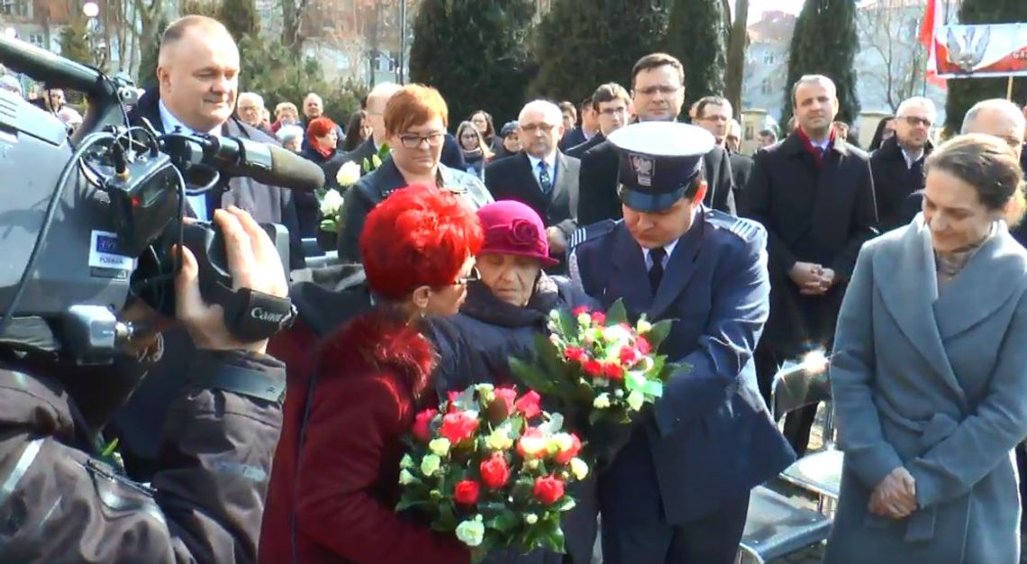 W Pile odsłonięto Pomnik upamiętniający Danutę Siedzikównę "Inkę" [TV]