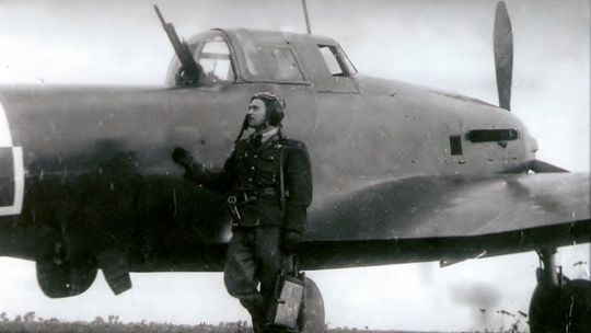 Pilot Kazimierz Walkowiak przy samolocie IŁ-10. Ze zbiorówT.Pabis